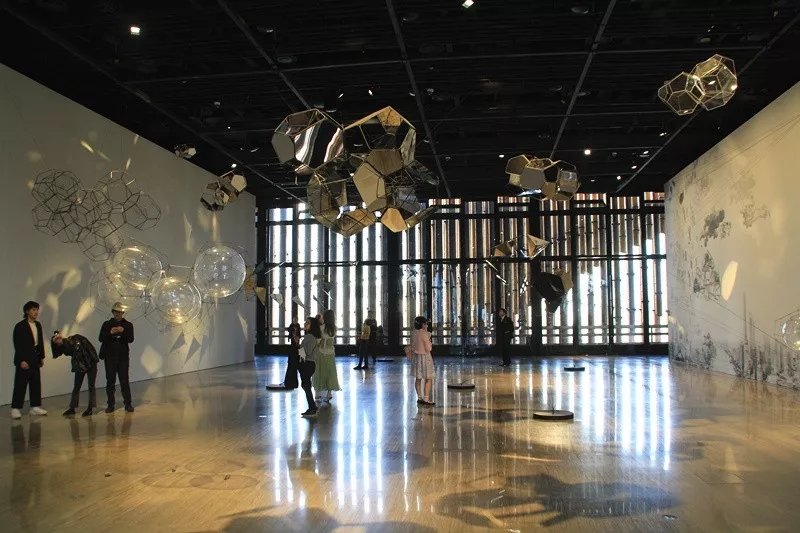 AIVA的預(yù)科小朋友們參觀托馬斯·薩拉切諾：原地飛行